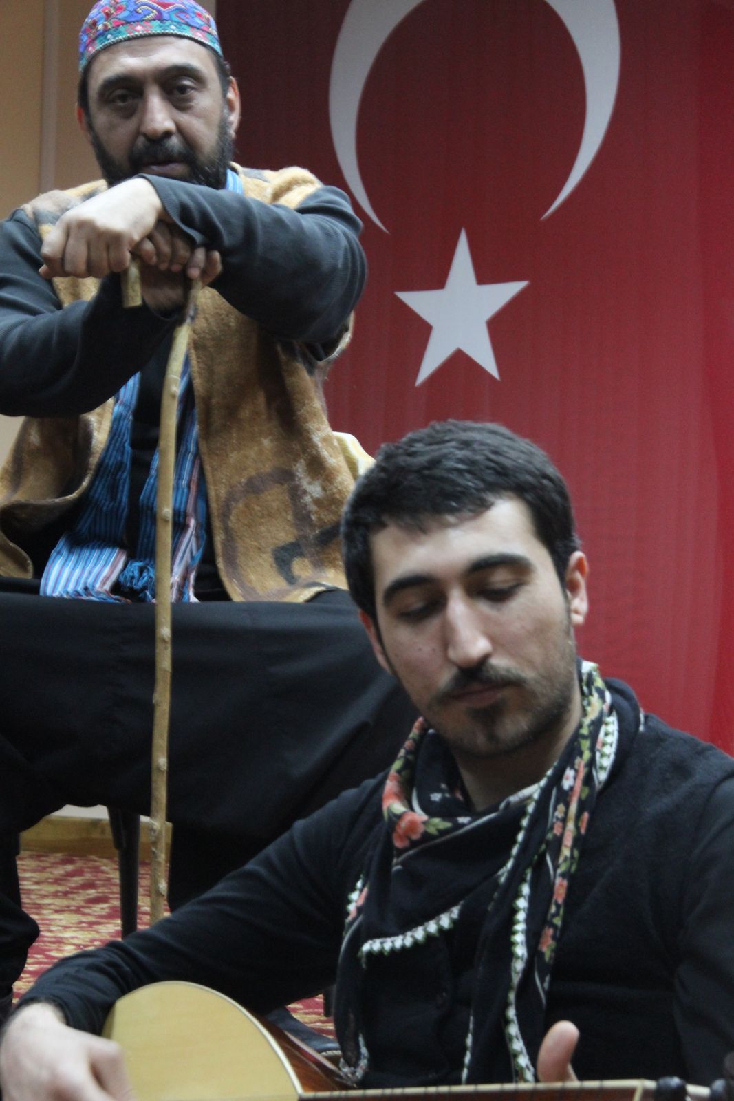 Bayrak önünde, sazlı sahne