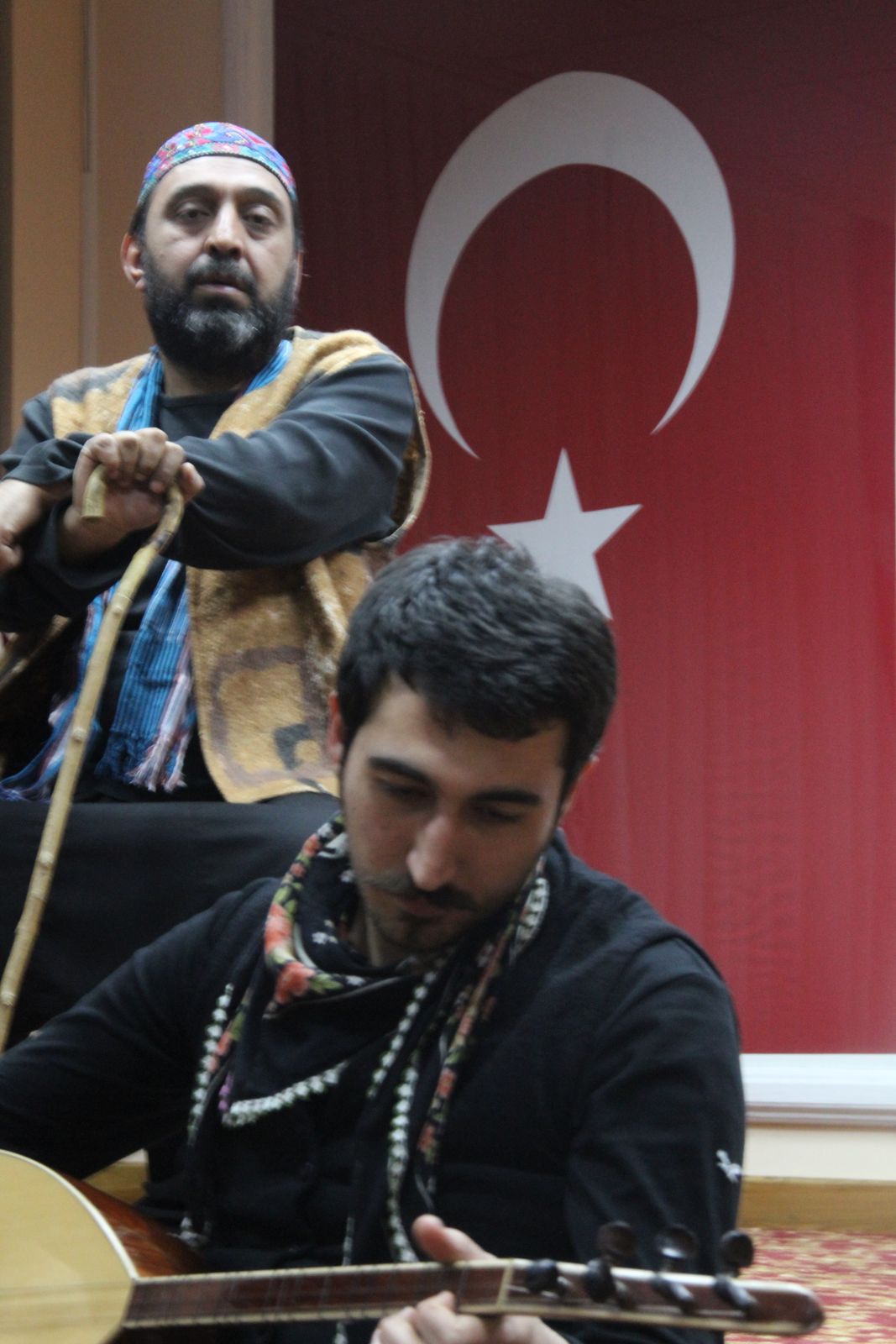 Bayrak önünde, sazlı sahne, ikinci kare